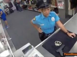 Голям бюст латино полицай получава прикован за пари