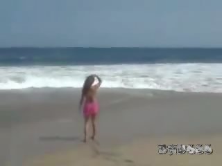 Adembenemend latijn amateur geneukt op een publiek strand video-