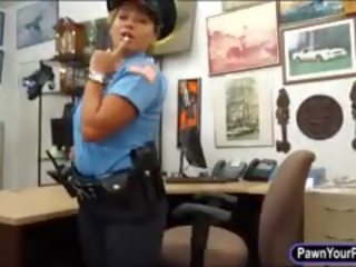 Латино полиция офицер прецака от pawn ученик в на задна стаичка