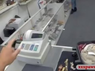 Latina flight attendant krijgt haar twat geneukt bij de pawnshop