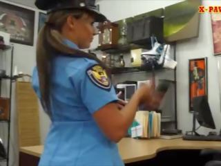 Vollbusig polizei offizier pawns sie sachen und genagelt bis verdienen bargeld