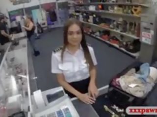 Latina tiếp viên pawns cô ấy âm hộ và fucked lược đến kiếm được tiền mặt