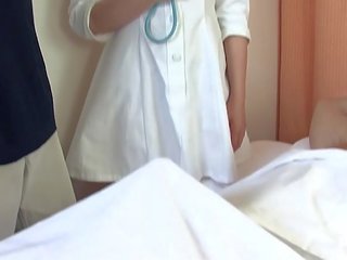 Азиатки лекар чука две момчета в на болница